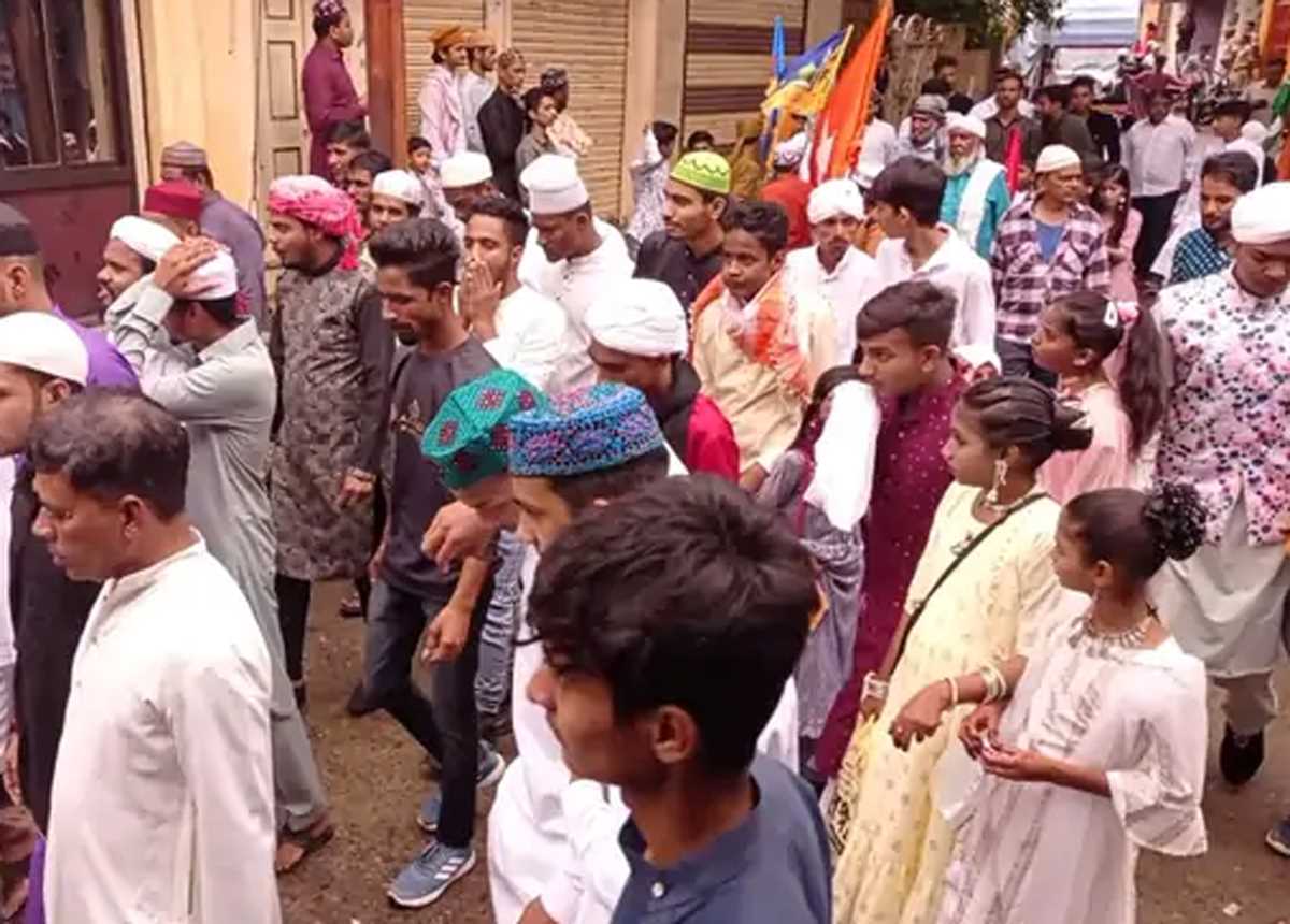 मुस्लिम समाज ने ईद मिलादुन्नबी का निकाला